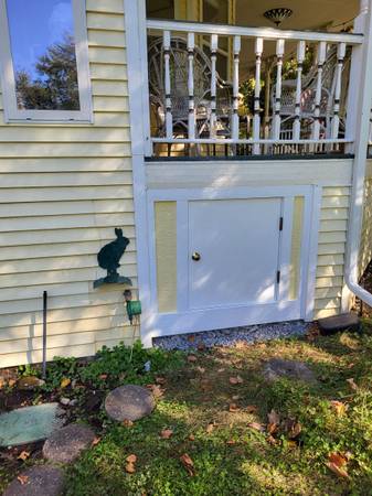 Exterior - Side siding and trim detail on a residential home